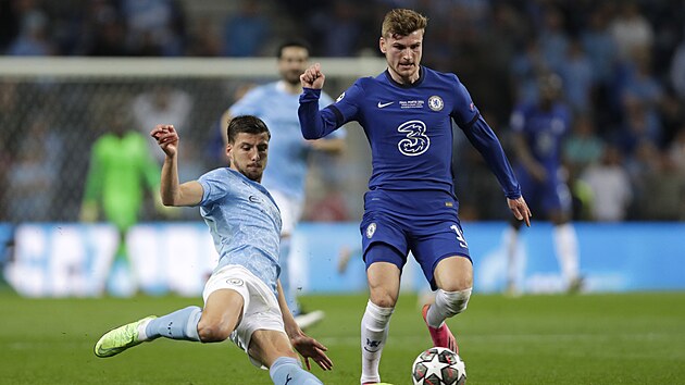 Timo Werner (vpravo) z Chelsea vede balon, ze strany se ho sna zastavit Rben Dias z Manchesteru City.