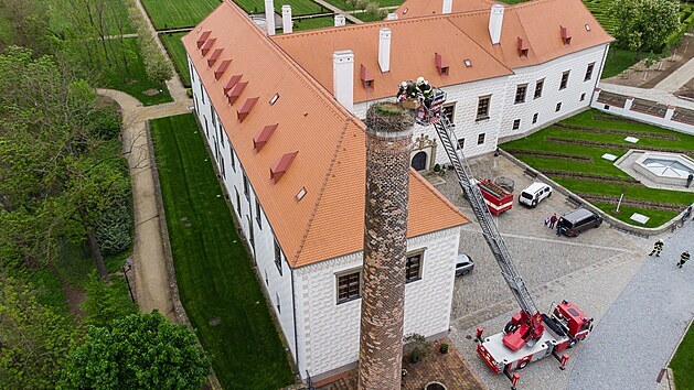 Za pomoci profesionálních hasičů záchranáři z Pavlova v hnízdě na komíně u zámku Valeč bezpečně vyzvedli čtyři sotva vylíhlá čápata a jedno vejce.