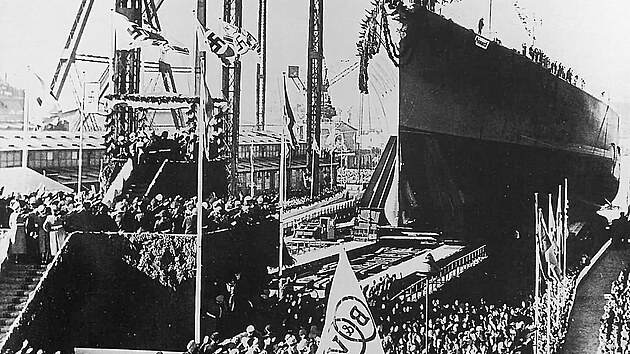 Bitevní loď Bismarck. Rozestavěná loď byla za velké slávy spuštěna na vodu dne 14. února 1939.
