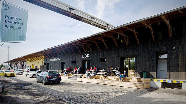 Kavárna DOK vznikla přestavbou drážního skladiště.