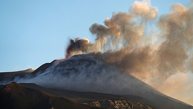 Italsk sopka Etna se opt probudila k ivotu. V letonm roce u podruh, pi erupci v noru muselo bt dokonce uzaven letit v Katnii.