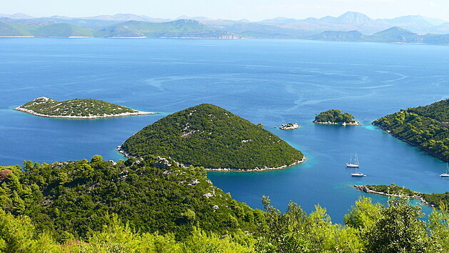 Turisticky zajmav je tak zelen ostrov Mljet s nrodnm parkem.