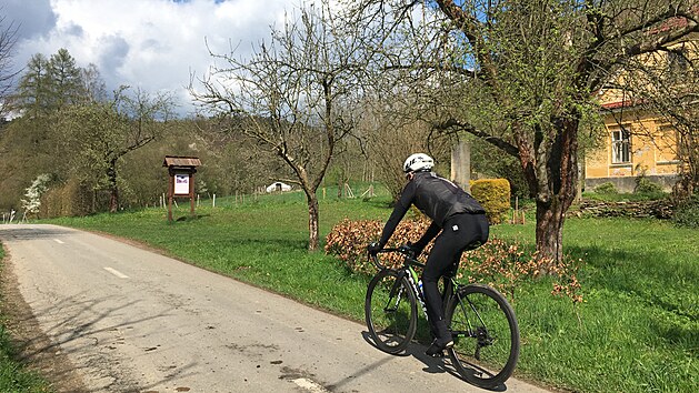 Cyklista projd kolem Dolekovy hjovny u st nad Orlic.