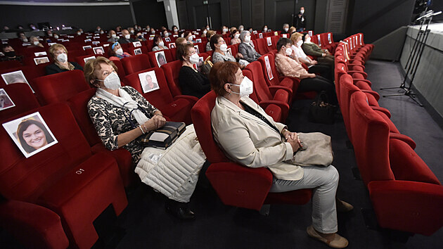 Slovácké divadlo začalo po dlouhé pauze vynucené koronavirem znovu hrát. Do hlediště směl jen omezený počet diváků, prázdné sedačky tak zaplnily papírové portréty. (květen 2021)