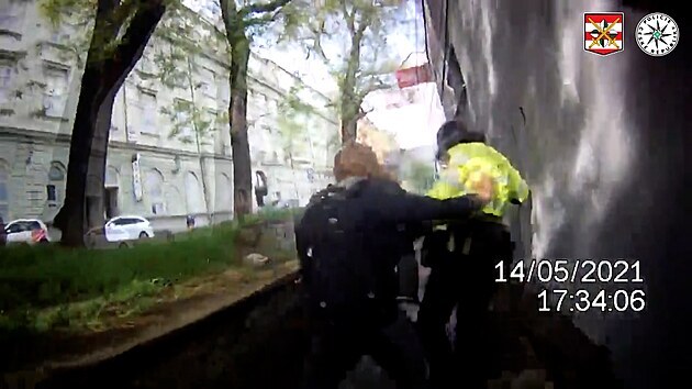 Agresor za�to�il na dv� str�nice, p�tr� po n�m policie