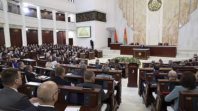 Blorusk prezident Alexandr Lukaenko se ped parlamentem vyjaduje ke kauze unesenho letadla s unesenm opozinm novinem. (26. kvtna 2021)