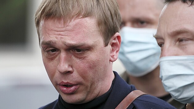 Nespravedliv uvznn novin Ivan Golunov odchz od moskevskho soudu, kter uloil tresty odnt svobody od pti do 12 let pti policistm, kte pedloni v ervnu mu podstrili drogy, aby jej mohli obvinit a doshnout jeho uvznn. (28. kvtna 2021)