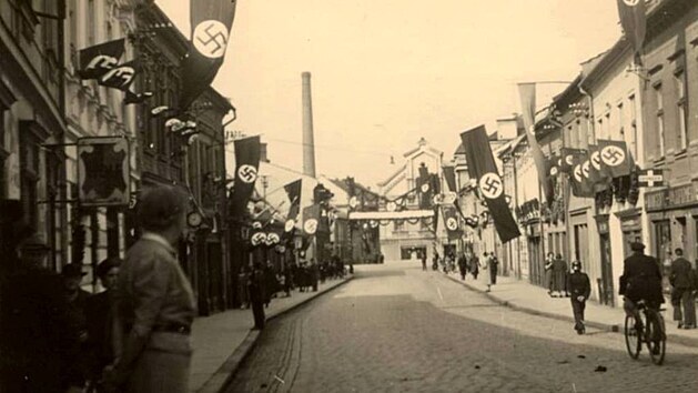 Ulice Dolní brána v pondělí 10. října 1938, tedy v den příjezdu wehrmachtu do většinově německého Nového Jičína. Paradoxně po roce 1945 nesla ulice název třída Rudé armády.