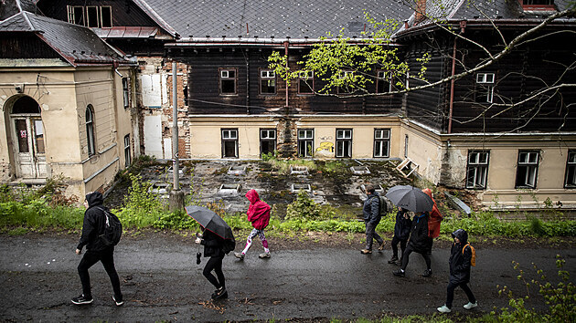 Zchátralé lázně Jánské koupele na Opavsku navštívilo při mimořádné komentované prohlídce asi 150 lidí. (22. května 2021)