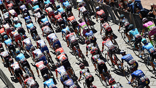Start dvanácté etapy cyklistického Gira ve městě Siena.