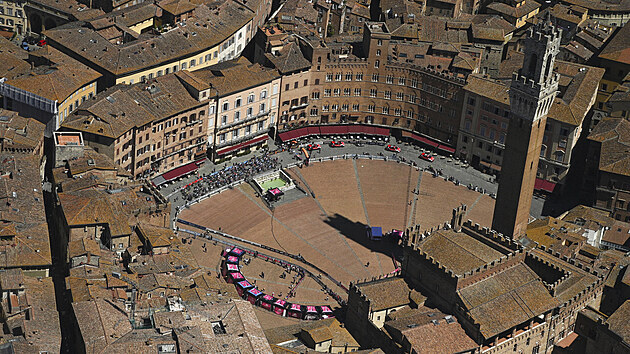 Pohlednicový start dvanácté etapy cyklistického Gira d’Italia ve městě Siena.