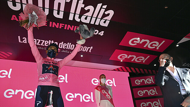 Kolumbijec Egan Bernal udržel růžový dres i po dvanácté etapě cyklistického Gira.