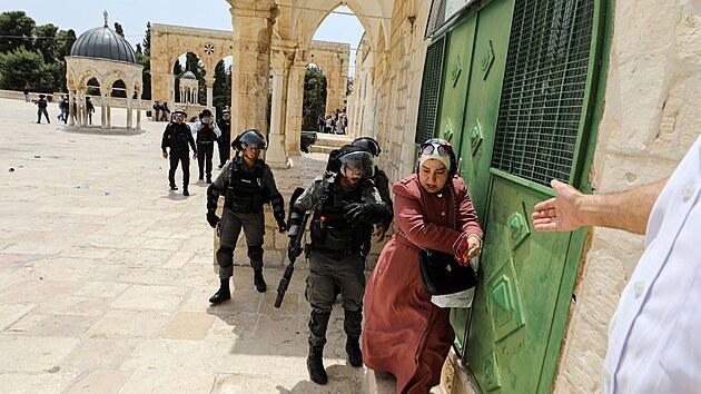 Izraelsk policie znovu zasahuje na Chrmov hoe v Jeruzalm. (21. kvtna 2021)