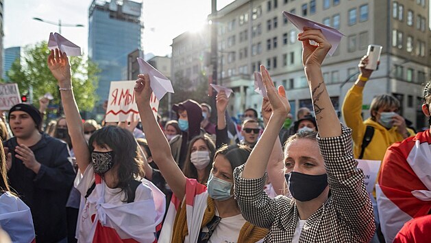 Polci ve Varav protestuj proti zaten bloruskho disidenta a novine Ramana Pratasevie. (24. kvtna 2021)