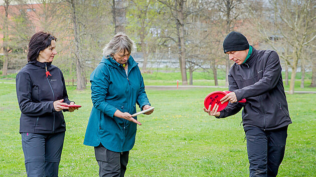 Discgolf je nenronou aktivitou, kterou me vykonvat prakticky kad. V budjovick Stromovce pod mstn Budweis Discgolf Club kadou prvn stedu v msci akademii pro nov pchoz hre i ty, kte si chtj zatrnovat nebo zlepit styl