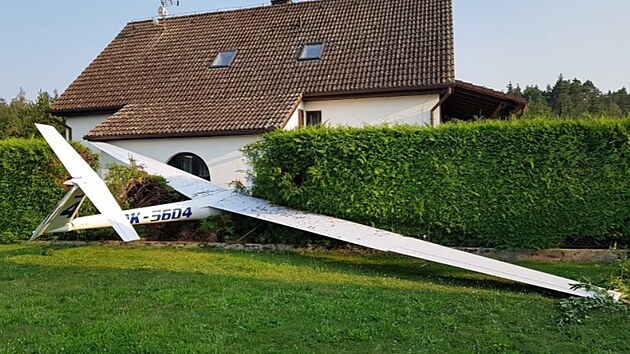 Pilot se s kluzákem zastavil o živý plot domu v obci Krotějov na Táborsku.