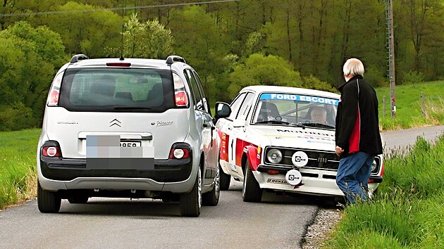 Řidič citroënu bránil u obce Lužná v průjezdu vozům Rallye Český Krumlov Revival a Czech New Energies Rallye.