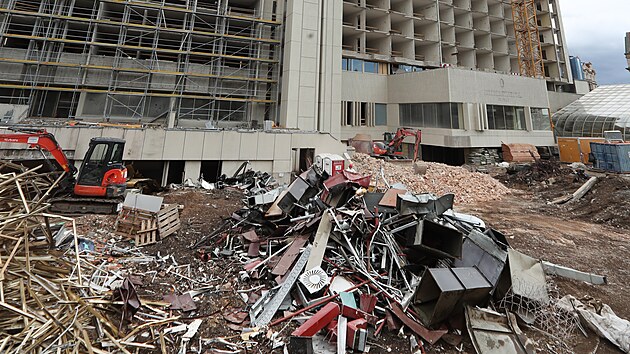 Stavaři našli při přestavbě hotelu InterContinental tuny azbestu. (25. května 2021)