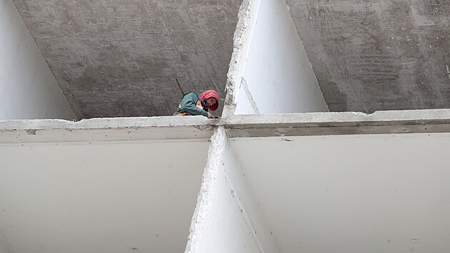 Stavaři našli při přestavbě hotelu InterContinental tuny azbestu. (25. května 2021)