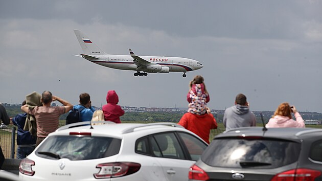 V Praze pistv rusk letadlo, kter m do zem dopravit vyhotn pracovnky rusk ambasdy. (29. kvtna 2021)