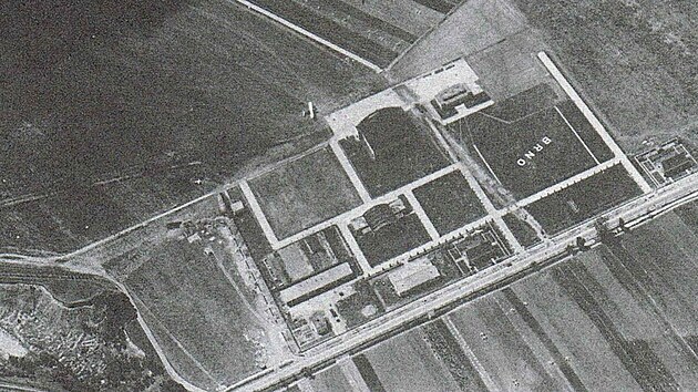 Na tehdejší dobu moderní černovické letiště mělo dva hangáry a dílnu, velkou odbavovací halu s čekárnou, bufetem a čítárnou, policejní strážnici a celní úřad a také správní budovy.