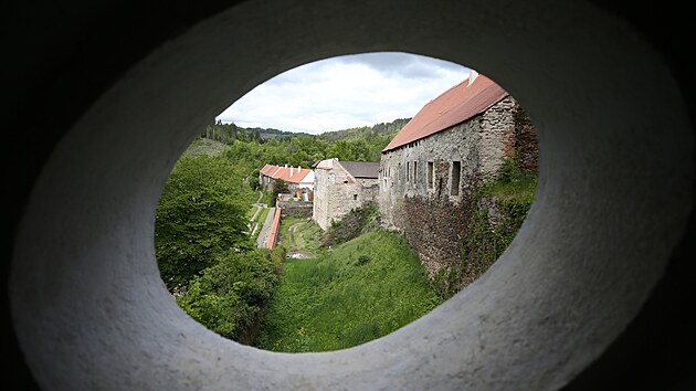 Hrad Perntejn pat k nejlpe dochovanm a znmm pamtkm u ns, ale o existenci pilehlho parku a zahrad vdl mlokdo.