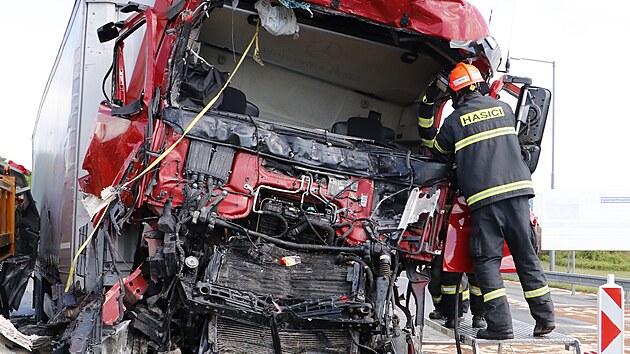 Dálnici D2 na 56. kilometru u Lanžhota na Břeclavsku v obou směrech uzavřela 28. května 2021 ráno nehoda kamionu a vozu silničářů. Řidič nákladního auta zraněním podlehl.