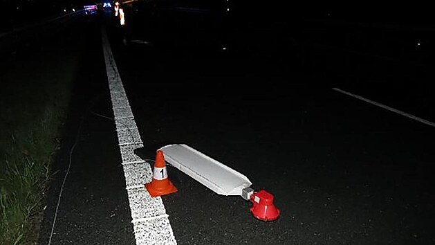 Řidič na D11 v protisměru poškodil pět směrových desek s oranžovým světlem a způsobil škodu za 25 tisíc korun. (15. 5. 2021)