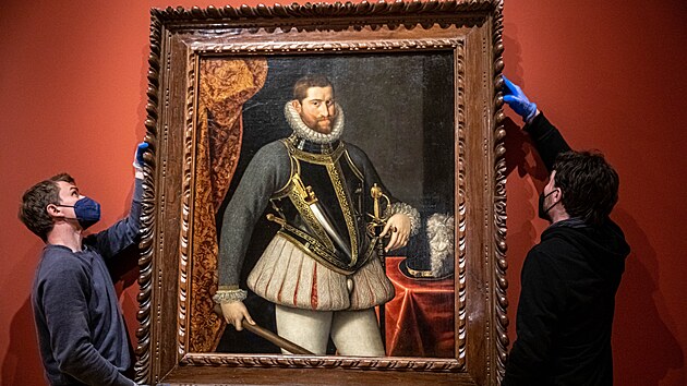 Na p�eprav� a zav�en� d�la se pod�lela �ada technik� a na v�e dohl�eli dva �lenov� celn� spr�vy.