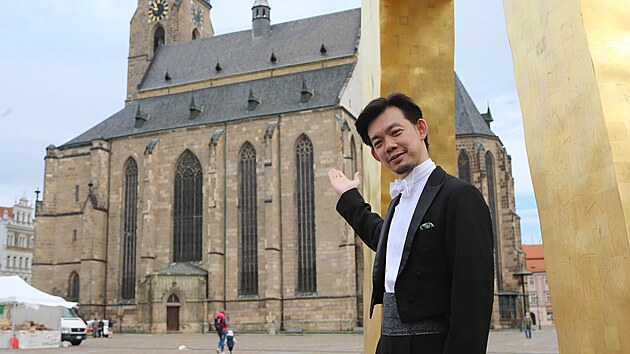 Dirigent Plzeňské filharmonie Chuhei Iwasaki natáčel na náměstí Republiky pozvánku do Plzně.