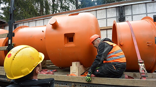 D�lost�eleck� tvrzi Bouda na Kr�licku se vrac� p�vodn� vzhled. Nad�enci vchodov� srub osadili replikami p�chotn�ch zvon�.