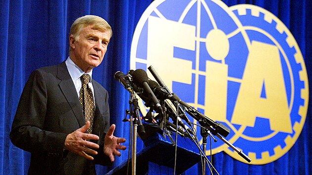 Prezident Mezinárodní automobilové federace (FIA) Max Mosley hovoří na tiskové konferenci. (26. června 2002)