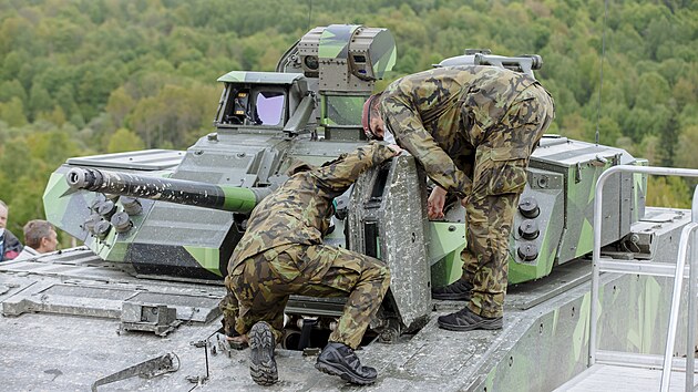 Obrnnec CV90 bhem zkouek funknch vzork BVP pro Armdu R ve vojenskm prostoru Libav. (27. kvtna 2021)