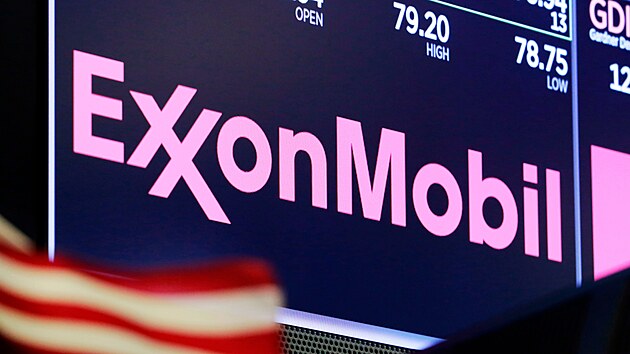 Logo ExxonMobilu na newyorsk� burze cenn�ch pap�r�.