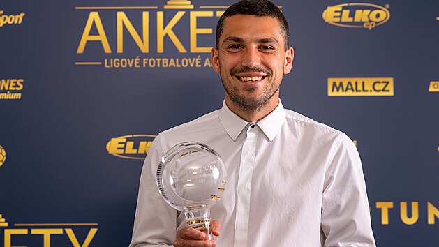 Nicolae Stanciu, se stal nejen nejlepm cizincem esk ligy pro sezonu 2020/2021, ale vyhrl i anketu fanouk.