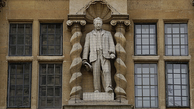 Britsk Oxfordsk univerzita neodstran z jedn ze svch budov sochu britskho politika a koloniztora z 19. stolet Cecila Rhodese. Veden instituce to odvodnilo vysokou cenou i pravidly pamtkov ochrany. (17. ervna 2020)