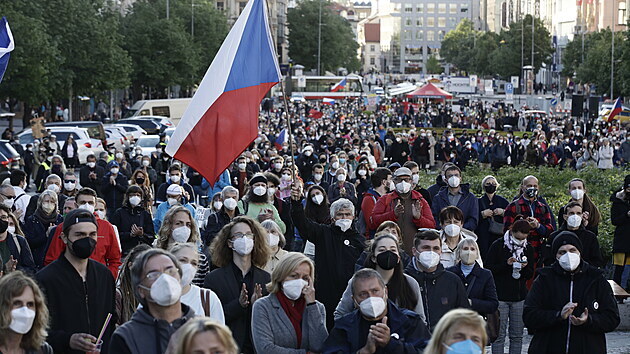 Nkolik stovek lid na demonstraci spolku Milion chvilek pro demokracii na praskm Vclavskm nmst poaduje demisi ministryn spravedlnosti Marie Beneov. Pedseda spolku Benjamin Roll tak ekl, e prezident Milo Zeman by ml bt alovn za velezradu. (20. kvtna 2021)