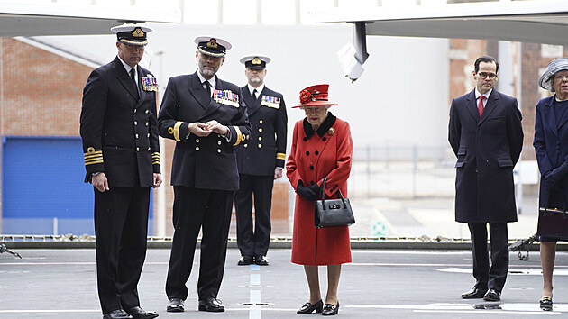 Britsk krlovna Albta II. v sobotu navtvila letadlovou lo, kter nese jej jmno. Plavidlo pojmenovan HMS Queen Elizabeth panovnice poktila ped sedmi lety. Lo povede flotilu britskho nmonictva bhem nadchzejc plavby do Asie. (22. kvtna 2021)