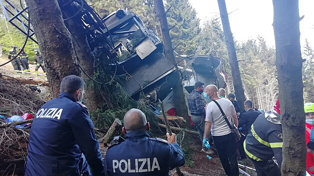 Pd lanovky v italskm horskm stedisku Stresa Mottarone si vydal dvanct ivot. Kabina spadla na hoe Mottarone u jezera Maggiore, kter le sten v italskch regionech Piemont a Lombardie. (23. kvtna 2021)