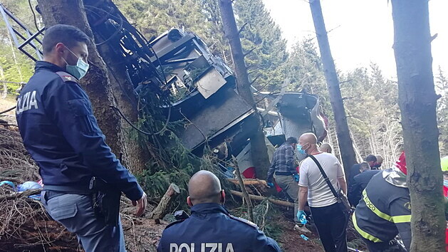 Pád lanovky v italském horském středisku Stresa Mottarone si vyžádal čtrnáct životů. Kabina spadla na hoře Mottarone u jezera Maggiore, které leží částečně v italských regionech Piemont a Lombardie. (23. května 2021)