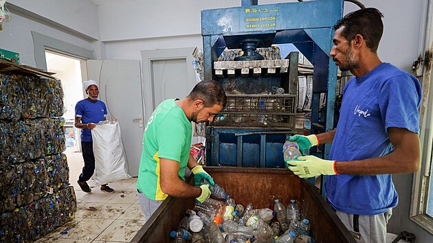 Egyptsk Nil je pln plastovho odpadu, kter zabj ryby a bere rybm obivu. (24. kvtna 2021)