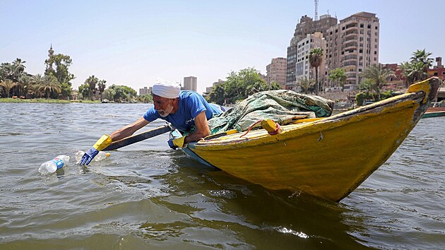 Ryb Mohamed Nasar sbr plastov odpadky na Nilu. (20. kvtna 2021)