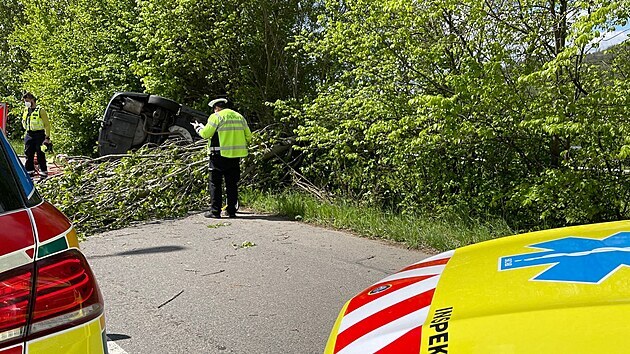 Dva muži zemřeli a dvě ženy utrpěly zranění při nehodě na výjezdu z Prahy k dálnici D4 poblíž dostihového závodiště ve Velké Chuchli. (20. května 2021)