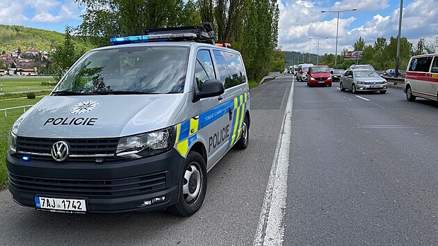Dva muži zemřeli a dvě ženy utrpěly zranění při nehodě na výjezdu z Prahy k dálnici D4 poblíž dostihového závodiště ve Velké Chuchli. (20. května 2021)