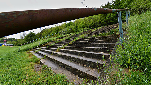 Rozpadající se a zarůstající betonové schody ve stráních v Mariánském údolí v Brně dávají tušit, že dříve prostor sloužil nejen rekreaci, ale také masovým shromážděním provolávajícím slávu komunistickým pohlavárům.