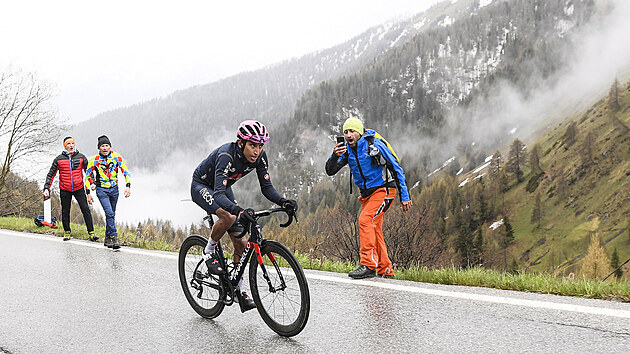 Egan Bernal na Passo Giau ujd vem svm konkurentm.