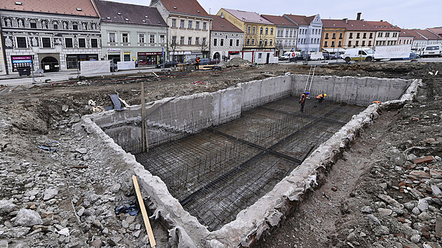 Průzkumné archeologické práce budou pokračovat průběžně po celou dobu revitalizace Karlova náměstí, která by měla skončit v příštím roce.