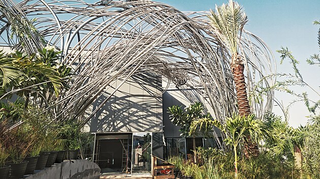 Jan Dostál se podílí na stavbě českého pavilonu na světové výstavě EXPO 2020 v Dubaji. Vytvořil dílo nazvané Mrak z devíti kilometrů ohýbaných nerezových trubek. Špageťák, jak ho s kolegy nazývá, má návštěvníkům přinést trochu stínu a chládku.