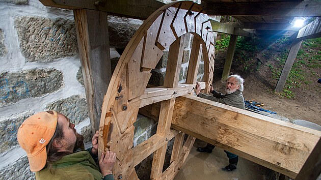 Sekerníci František a Petr Mikyškovi instalovali nové dubové vodní kolo na vrchní vodu.
