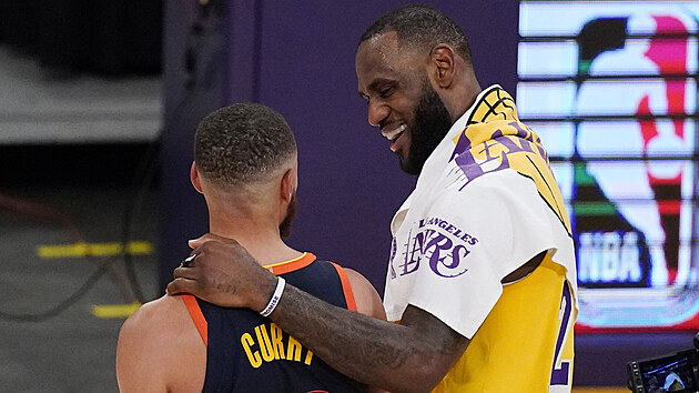 Superhvzdy LeBron James a Stephen Curry ve smlivm rozhovoru po utkn Lakers a Golden State.